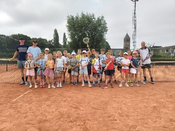 Groepsfoto tennisles lente 2026